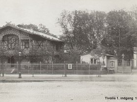 Tivolis 1. indgang set fra Vesterbrogade 1872.jpg